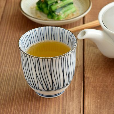 十草模様がおしゃれな湯呑み。上品で飽きが来ないデザインが人気の和