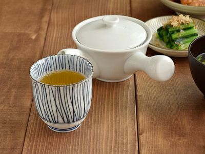 和風皿8枚と湯飲み10個セット 十草模様がおしゃれな湯呑み10個入り食器セット。オフィスや飲食店など