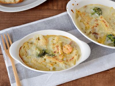 楕円型のグラタン皿は、かわいい持ち手付きが特徴の人気食器。ドリア