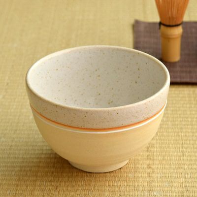 天目の釉薬が十草模様に描かれた抹茶碗。人気の器でお抹茶を楽しめます。
