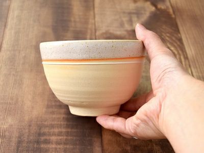 自然な風合いをお楽しみいただける信楽焼の抹茶碗。人気の器でお抹茶を