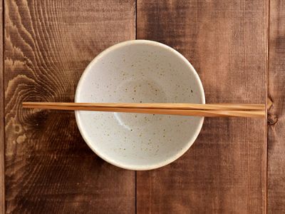自然な風合いをお楽しみいただける信楽焼の抹茶碗。人気の器でお抹茶を