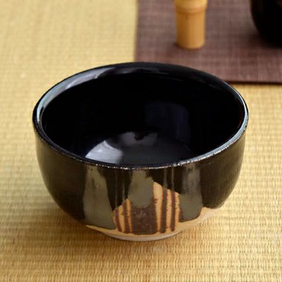 天目の釉薬が十草模様に描かれた抹茶碗。人気の器でお抹茶を楽しめます。