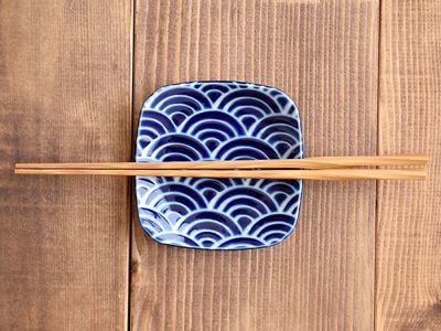和の伝統模様がおしゃれな角皿タイプの小皿。豆皿サイズで、醤油皿