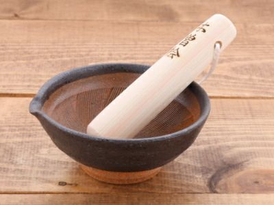陶芸作家 加藤明子さん作の、小さいサイズのすり鉢とすりこぎの食器
