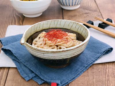 すり鉢とすりこぎの食器セット。ぽってり丸い和の中鉢サイズ。ゴマすり