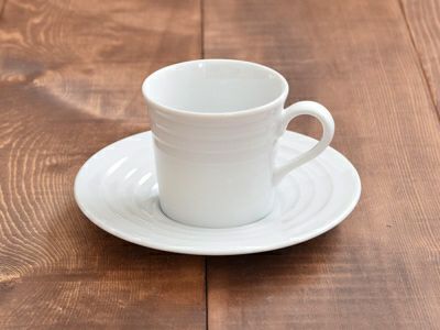 シンプルなコーヒーカップ＆ソーサーの食器セット。それぞれマグカップ
