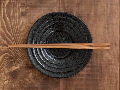 シックな中皿はケーキ皿や取り皿にオススメ。コーヒーカップのソーサー