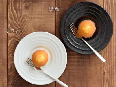 シックな中皿はケーキ皿や取り皿にオススメ。コーヒーカップのソーサー