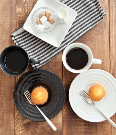 シックな中皿はケーキ皿や取り皿にオススメ。コーヒーカップのソーサー