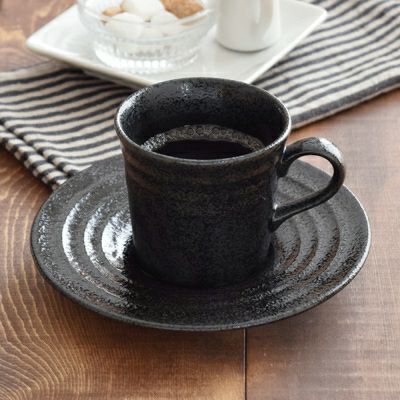 シンプルなコーヒーカップ＆ソーサーの食器セット。それぞれマグカップ