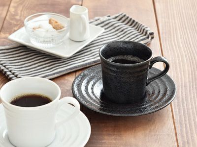 シンプルなコーヒーカップ＆ソーサーの食器セット。それぞれマグカップ