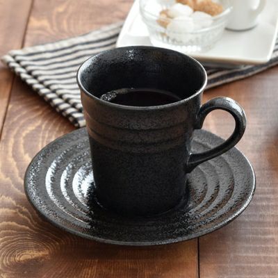 シンプルなコーヒーカップ＆ソーサーの食器セット。それぞれマグカップ
