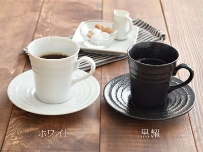 シンプルなコーヒーカップ＆ソーサーの食器セット。それぞれマグカップ