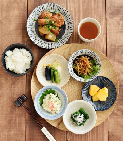 ゼブラ柄のような渕模様がおしゃれ。食材が映える黒い食器シリーズ。