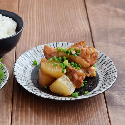 ゼブラ柄のような渕模様がおしゃれ。食材が映える黒い食器シリーズ。