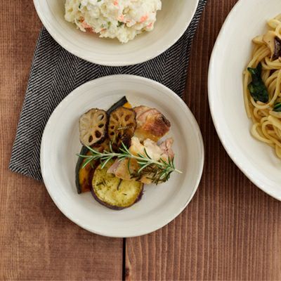 料理が映える 金ラスター釉の平皿 渦目 作家手仕事 食卓コーディネート 表情のある渦模様がポイント。シンプルで使いやすい和食器シリーズ。