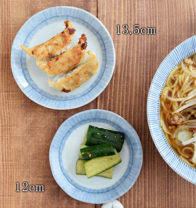 手書き風の青いストライプが趣たっぷり。細い十草模様の食器シリーズ。