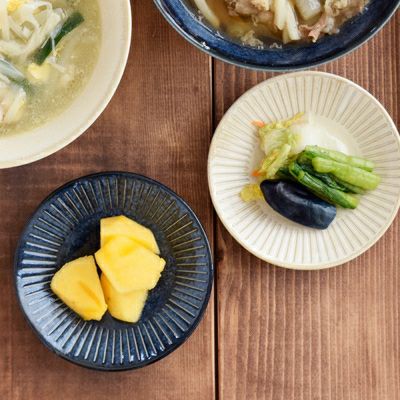 細い十草模様が人気のおしゃれな小皿。醤油皿や薬味皿に使える和食器です。