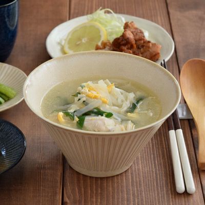 十草模様と人気の台形型がおしゃれなマルチボウル。Sサイズはうどん鉢