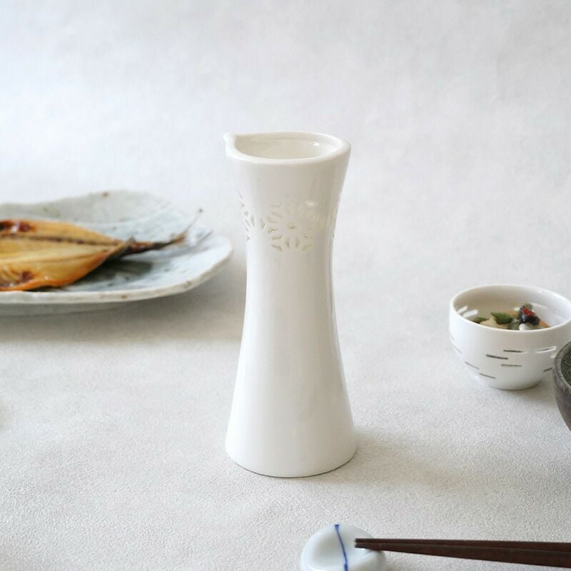 徳利とぐい呑みをセットにした箱入りギフト。美しい酒器は結婚祝いなど