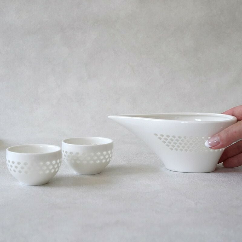 片口酒器とぐい呑みをセットにした箱入りギフト。美しい酒器は結婚祝い