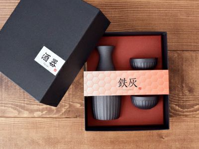 徳利とぐい呑みをセットにした箱入りギフト。おしゃれな酒器は結婚祝い