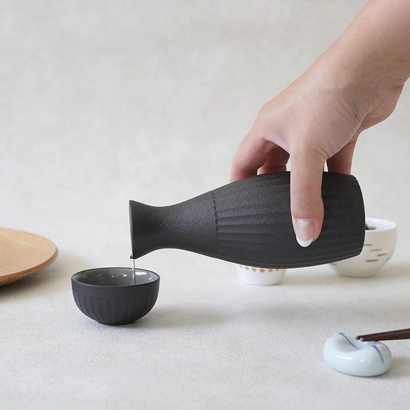 徳利とぐい呑みをセットにした箱入りギフト。おしゃれな酒器は結婚祝い