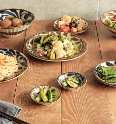 料理が引き立つ和カフェ風デザイン、沖縄食器風の唐草模様がおしゃれな