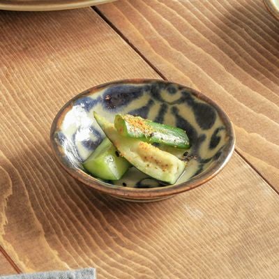 料理が引き立つ和カフェ風デザイン、沖縄食器風の唐草模様がおしゃれな