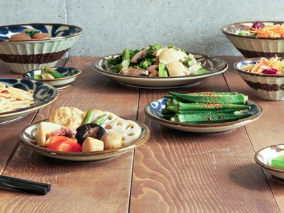 料理が引き立つ和カフェ風デザイン、沖縄食器風の唐草模様がおしゃれな