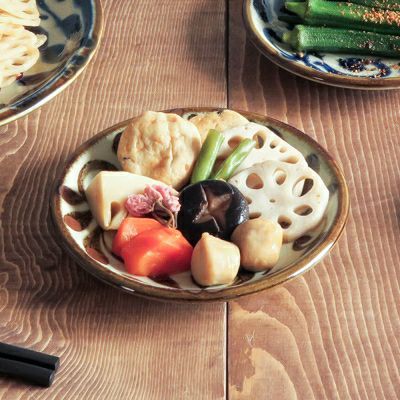 料理が引き立つ和カフェ風デザイン、沖縄食器風の唐草模様がおしゃれな