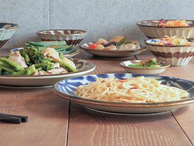 料理が引き立つ和カフェ風デザイン、沖縄食器風の唐草模様がおしゃれな