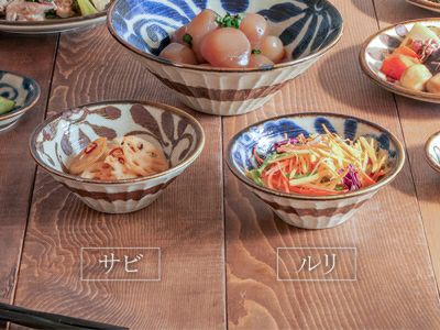 料理が引き立つ和カフェ風デザイン、沖縄食器風の唐草模様がおしゃれな