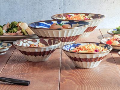 料理が引き立つ和カフェ風デザイン、沖縄食器風の唐草模様がおしゃれな