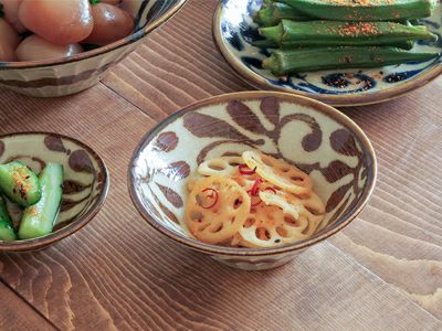 料理が引き立つ和カフェ風デザイン、沖縄食器風の唐草模様がおしゃれな 料理が引き立つ和カフェ風デザイン、沖縄食器風の唐草模様がおしゃれな