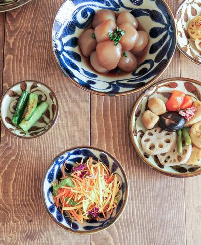 料理が引き立つ和カフェ風デザイン、沖縄食器風の唐草模様がおしゃれな