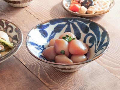 料理が引き立つ和カフェ風デザイン、沖縄食器風の唐草模様がおしゃれな