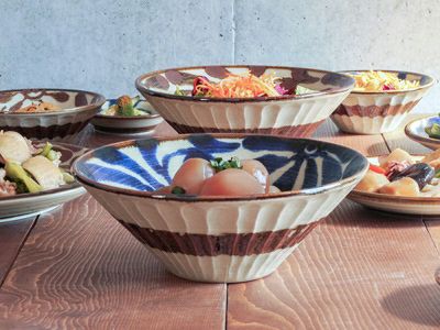 料理が引き立つ和カフェ風デザイン、沖縄食器風の唐草模様がおしゃれな