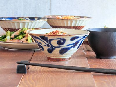 料理が引き立つ和カフェ風デザイン、沖縄食器風の唐草模様がおしゃれな