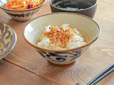 料理が引き立つ和カフェ風デザイン、沖縄食器風の唐草模様がおしゃれな