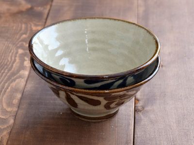料理が引き立つ和カフェ風デザイン、沖縄食器風の唐草模様がおしゃれな