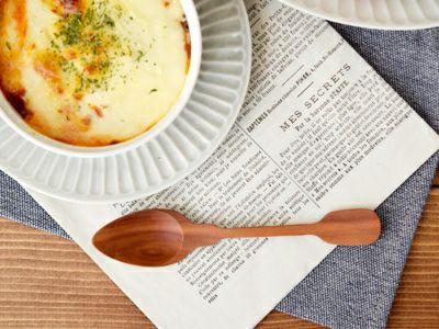 おしゃれな木製スプーン。カレーやオムライスなどのメイン料理、スープ