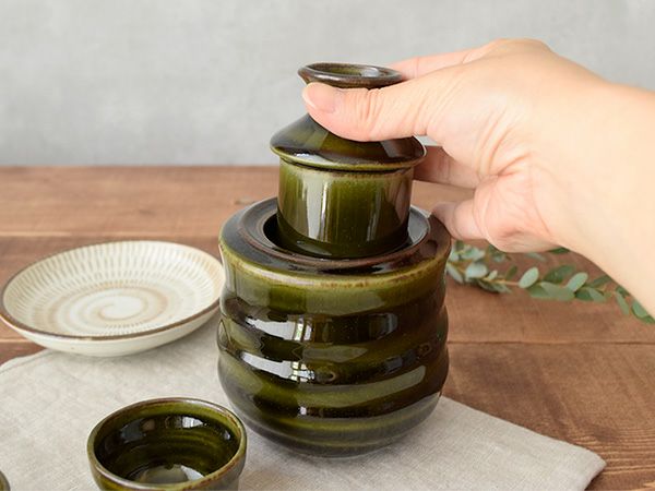 保温保冷機能が付いた徳利＆ぐいみ2点の箱入りギフトセット。結婚祝い