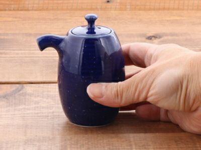 おしゃれな形とカラーが特徴の醤油入れ。液だれしにくい、人気の
