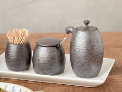 おしゃれな形とカラーが特徴の醤油入れ。液だれしにくい、人気の