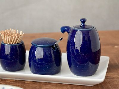 おしゃれな形とカラーが特徴の醤油入れ。液だれしにくい、人気の