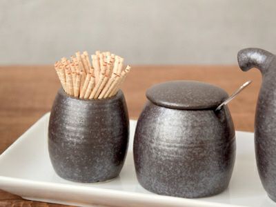 おしゃれな2カラーの爪楊枝入れ。人気の和食器。つまようじ以外に