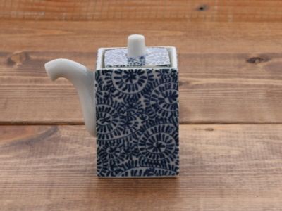 おしゃれな角型の醤油入れ。液だれしにくい、人気のキッチンアイテムです。