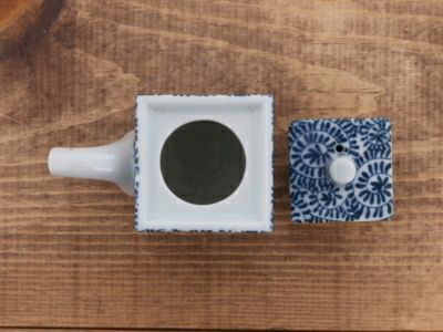 おしゃれな角型の醤油入れ。液だれしにくい、人気のキッチンアイテムです。